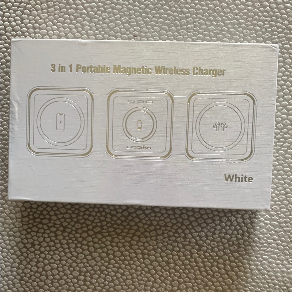 White Multi-Device Magnetic Charger for Apple Devices
